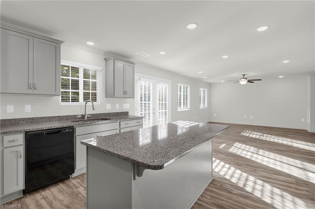 725 Torbay Drive Property Photo 9
