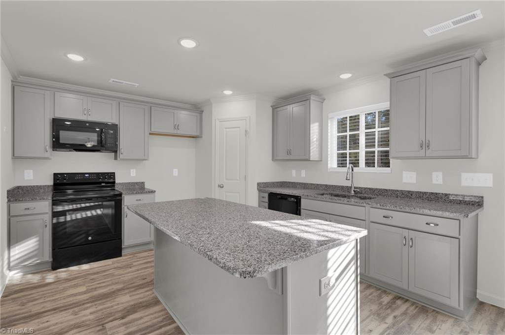 725 Torbay Drive Property Photo 12