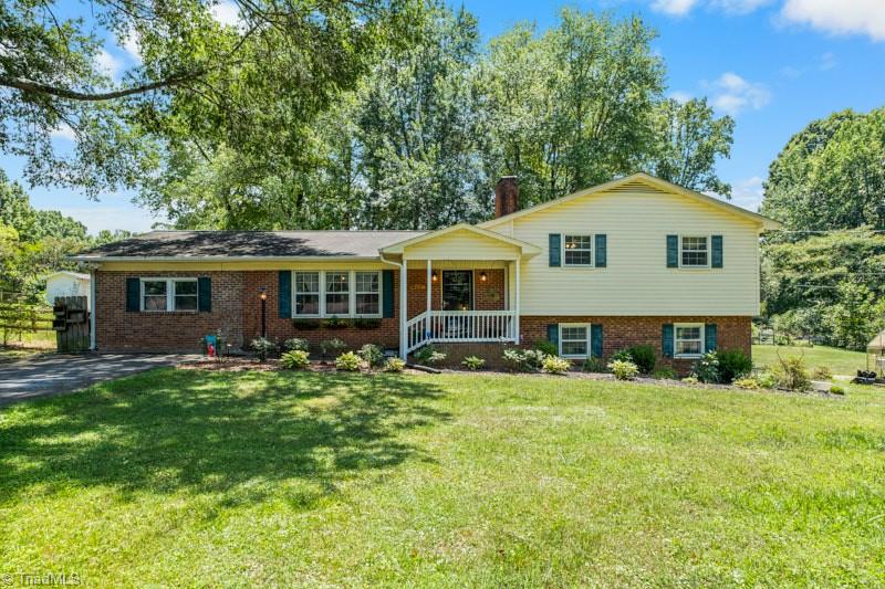 160 Pinelawn Drive Property Photo 1
