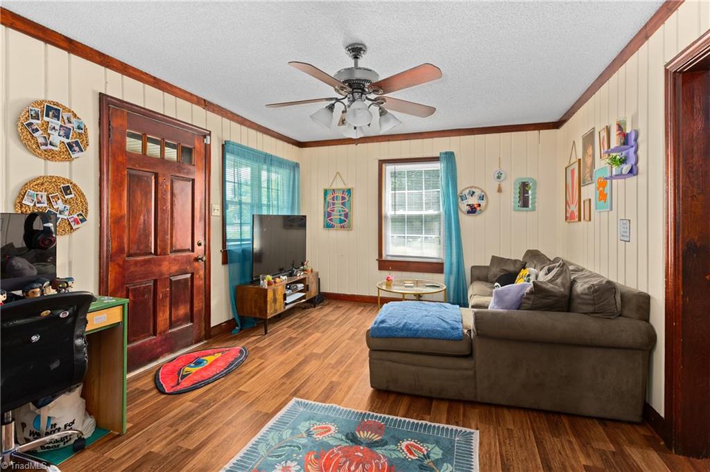 5210 Doris Street Property Photo 4