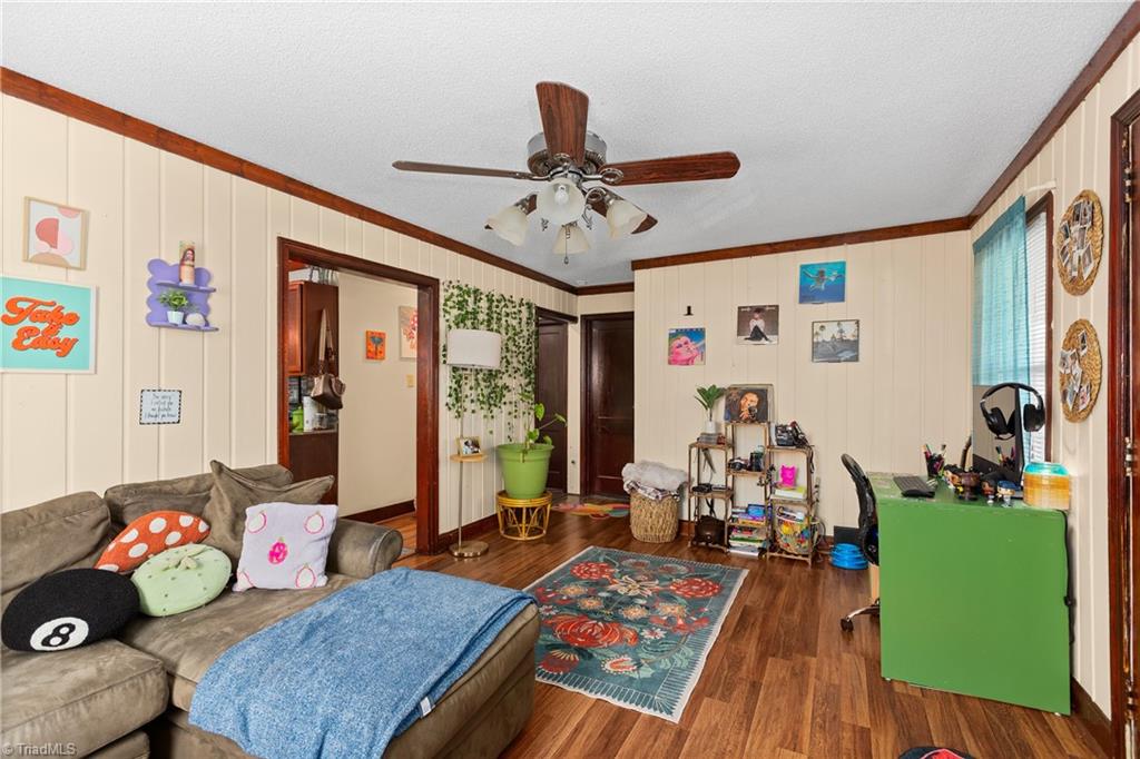 5210 Doris Street Property Photo 5