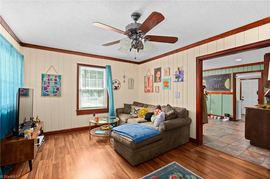 5210 Doris Street Property Photo 6