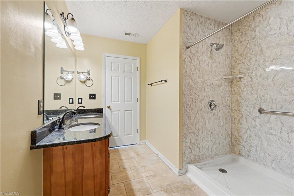 19 Mansfield Circle Property Photo 13