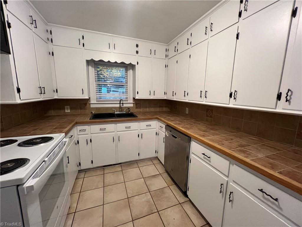 1184 Lamont Drive Property Photo 2