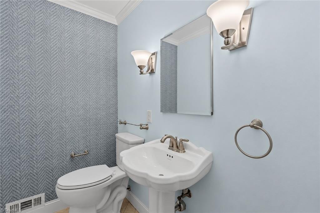 809 Hillcrest Drive Property Photo 18