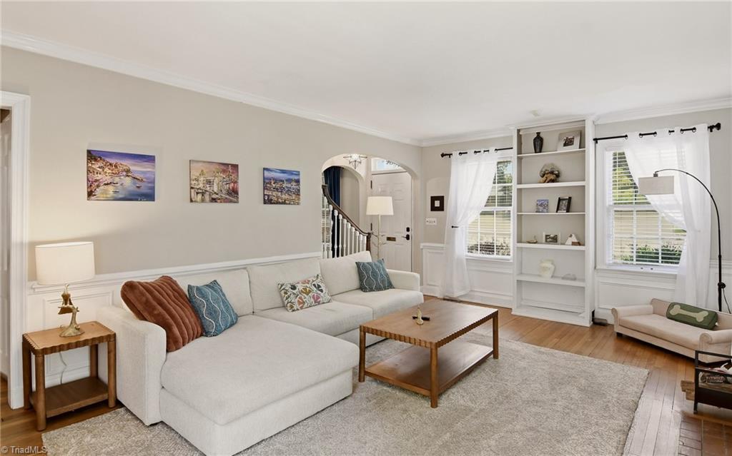 2209 W Friendly Avenue Property Photo 3
