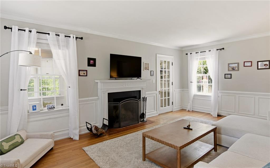 2209 W Friendly Avenue Property Photo 4
