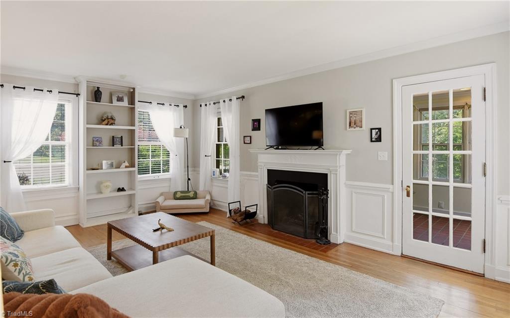 2209 W Friendly Avenue Property Photo 5