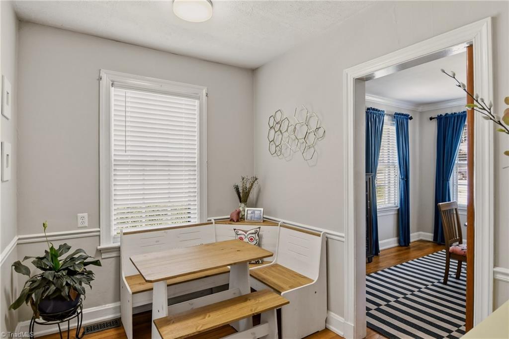 2209 W Friendly Avenue Property Photo 6