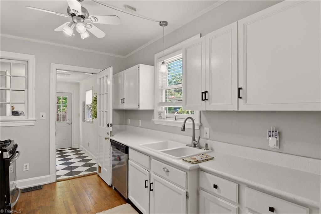 2209 W Friendly Avenue Property Photo 8