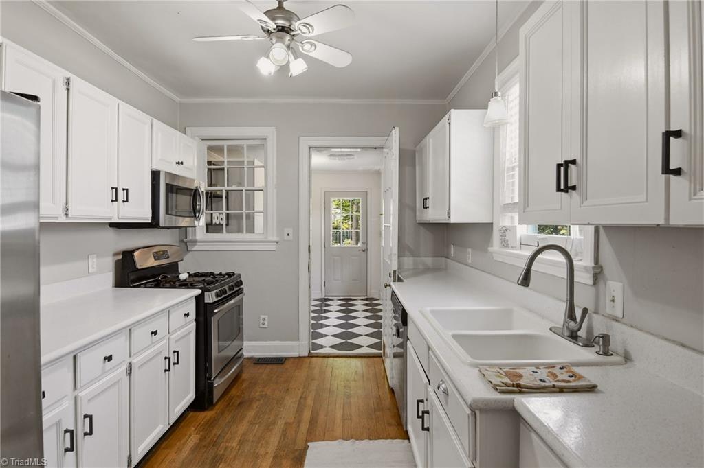 2209 W Friendly Avenue Property Photo 10