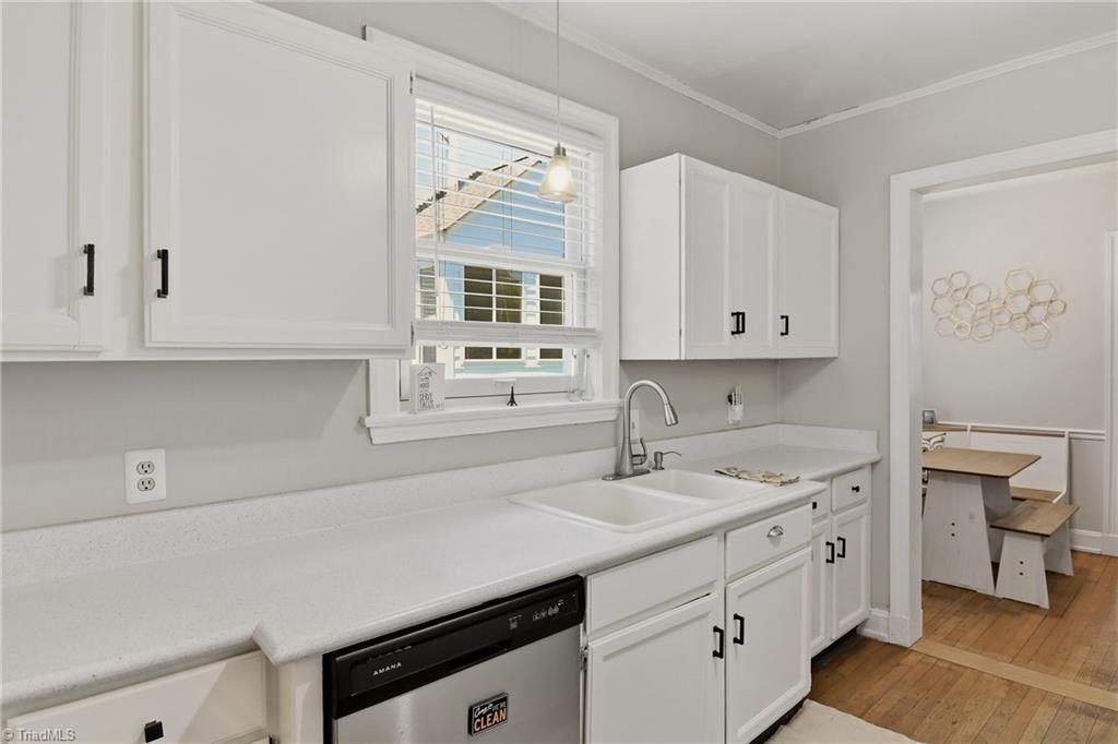 2209 W Friendly Avenue Property Photo 11