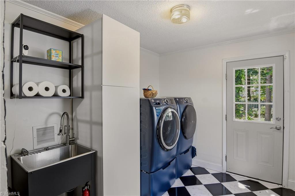 2209 W Friendly Avenue Property Photo 12