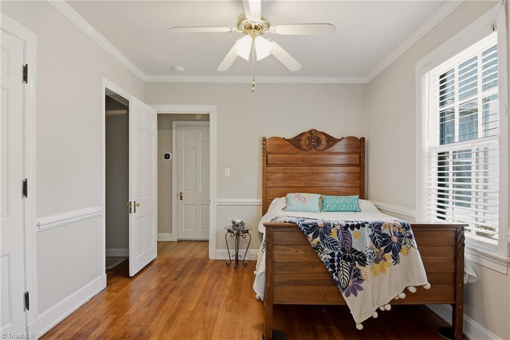2209 W Friendly Avenue Property Photo 15