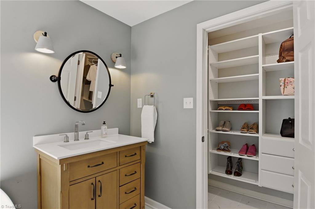 2209 W Friendly Avenue Property Photo 18
