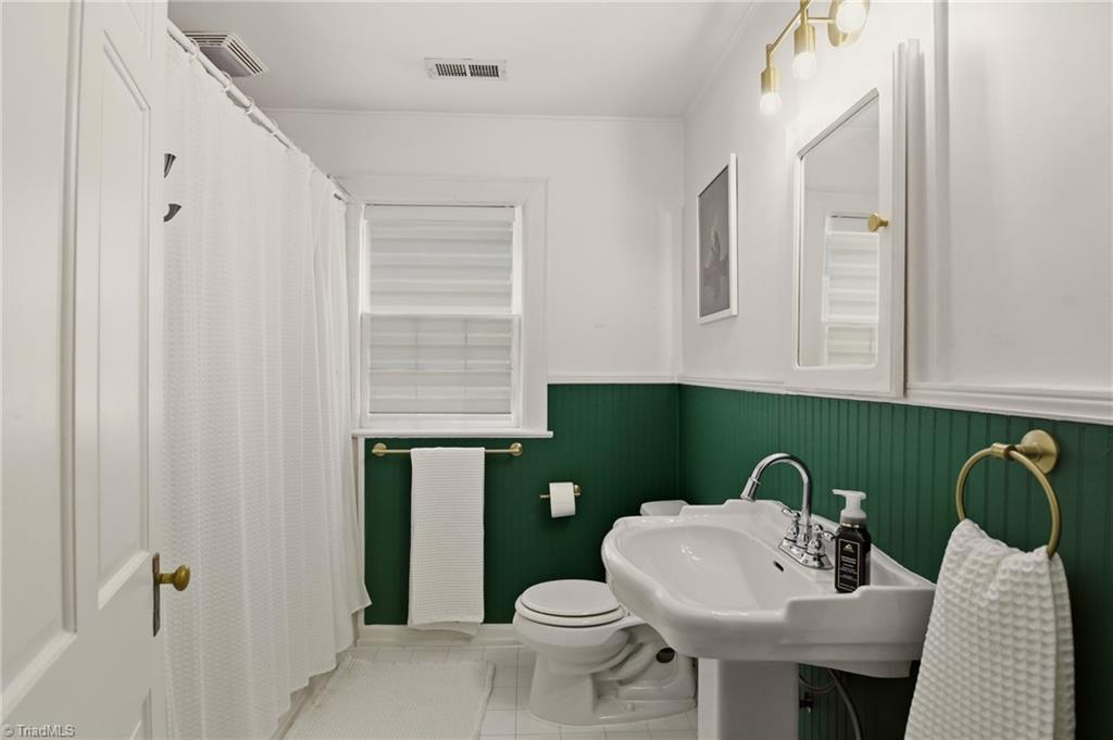 2209 W Friendly Avenue Property Photo 23