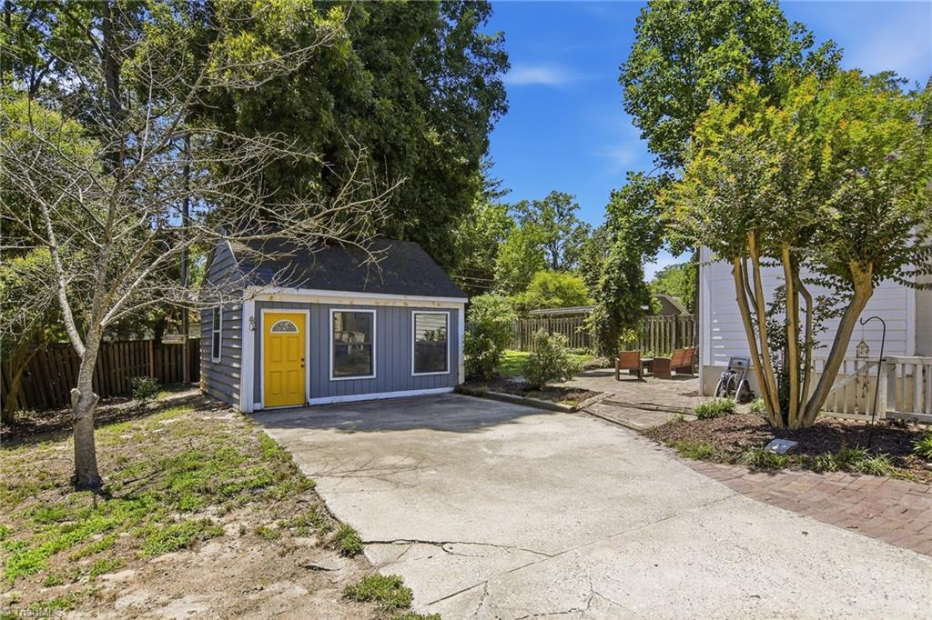 2209 W Friendly Avenue Property Photo 26
