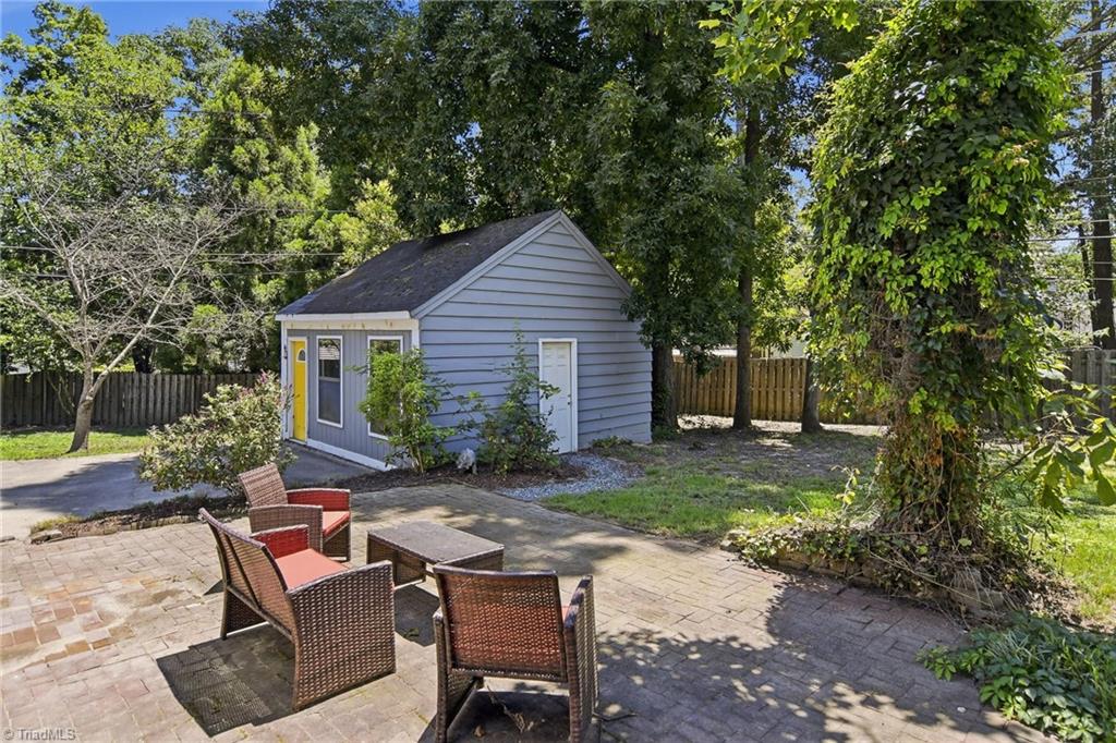 2209 W Friendly Avenue Property Photo 29