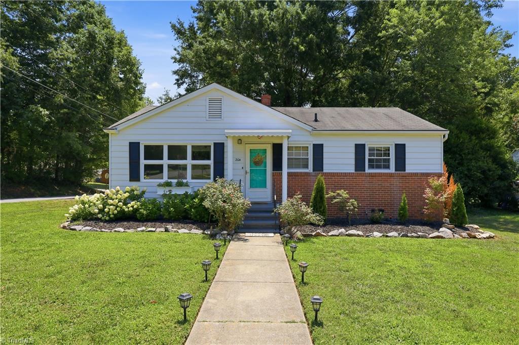 204 Springwood Drive Property Photo 1