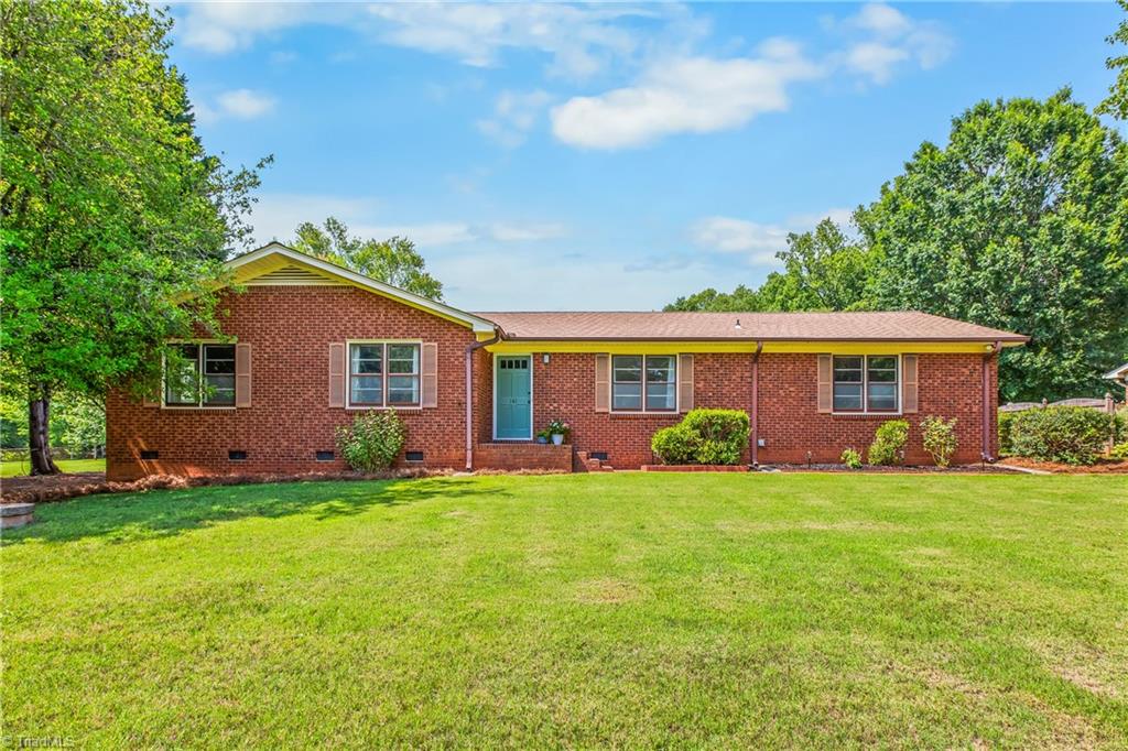 141 Pinelawn Drive Property Photo 1