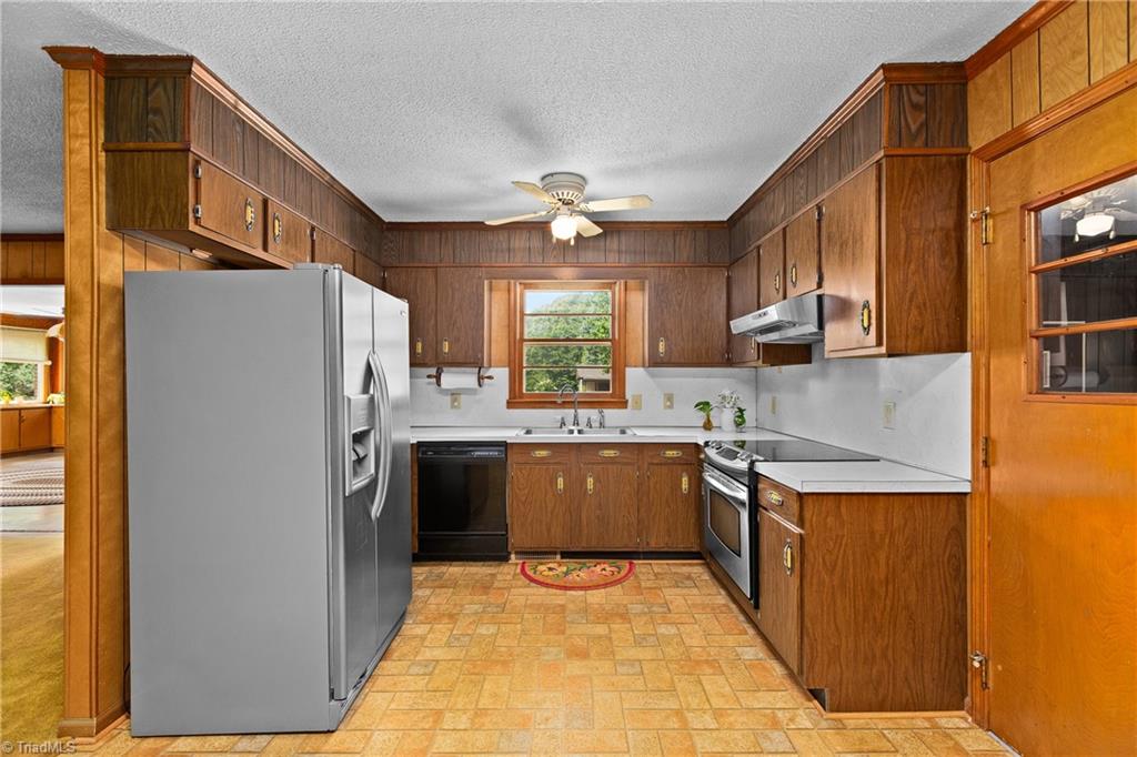 141 Pinelawn Drive Property Photo 8