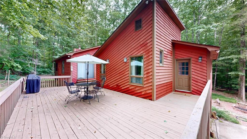 689 Barker Road Property Photo 3