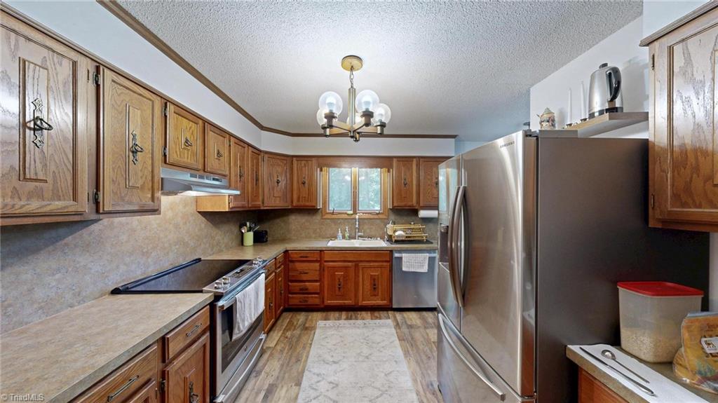 689 Barker Road Property Photo 8