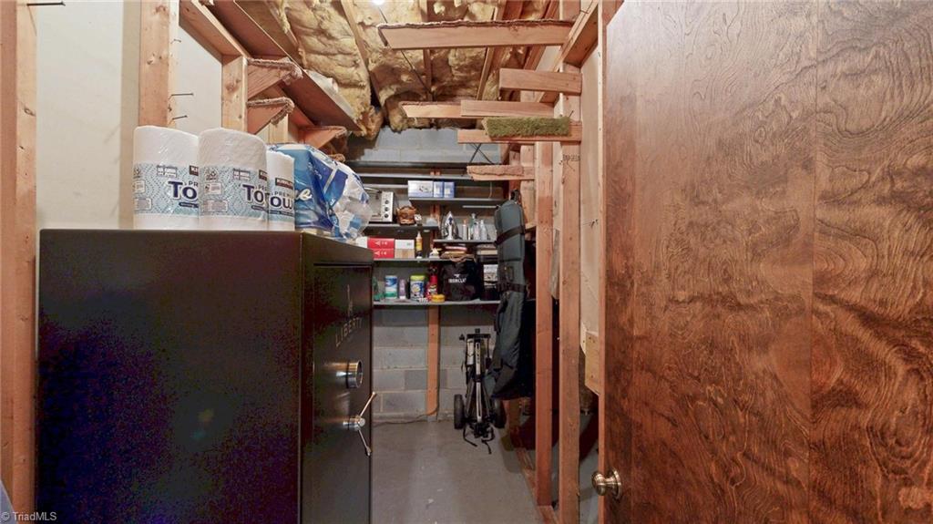 689 Barker Road Property Photo 33