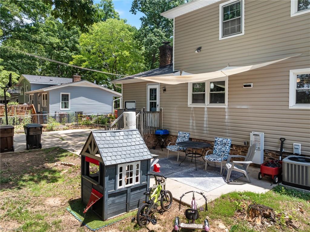 1001 Oakview Road Property Photo 6