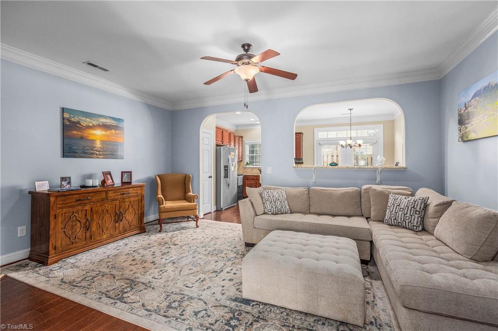 1025 Richmond Park Drive Property Photo 3
