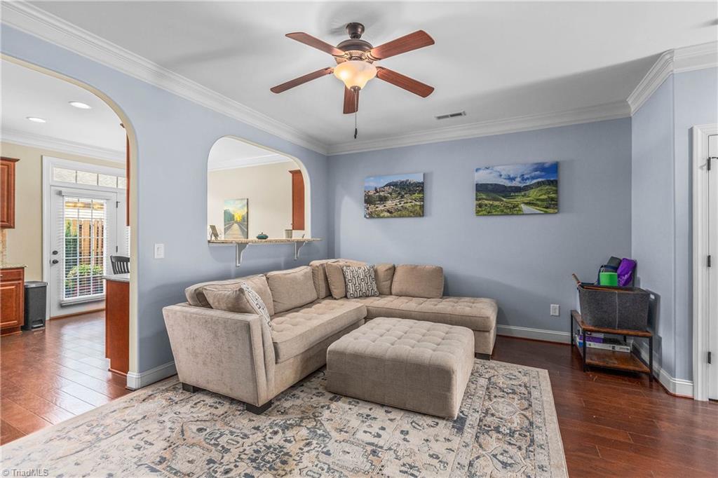 1025 Richmond Park Drive Property Photo 4