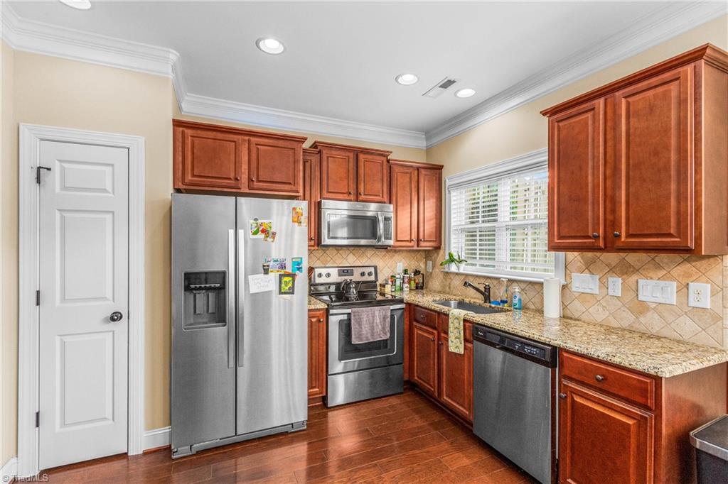 1025 Richmond Park Drive Property Photo 6