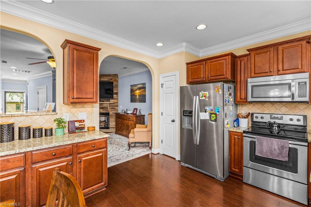1025 Richmond Park Drive Property Photo 7