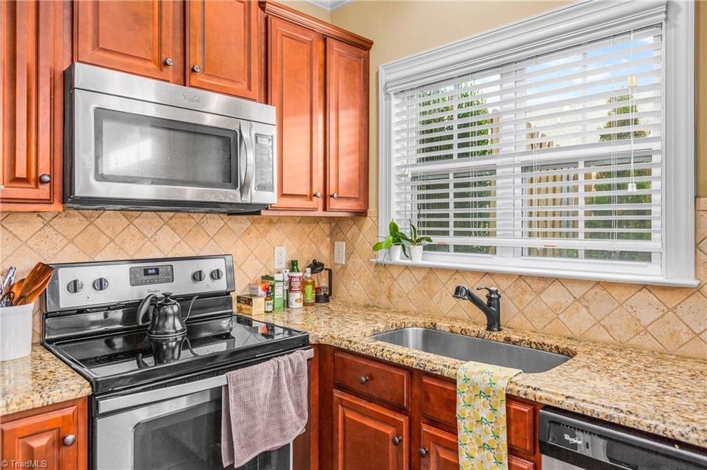 1025 Richmond Park Drive Property Photo 8