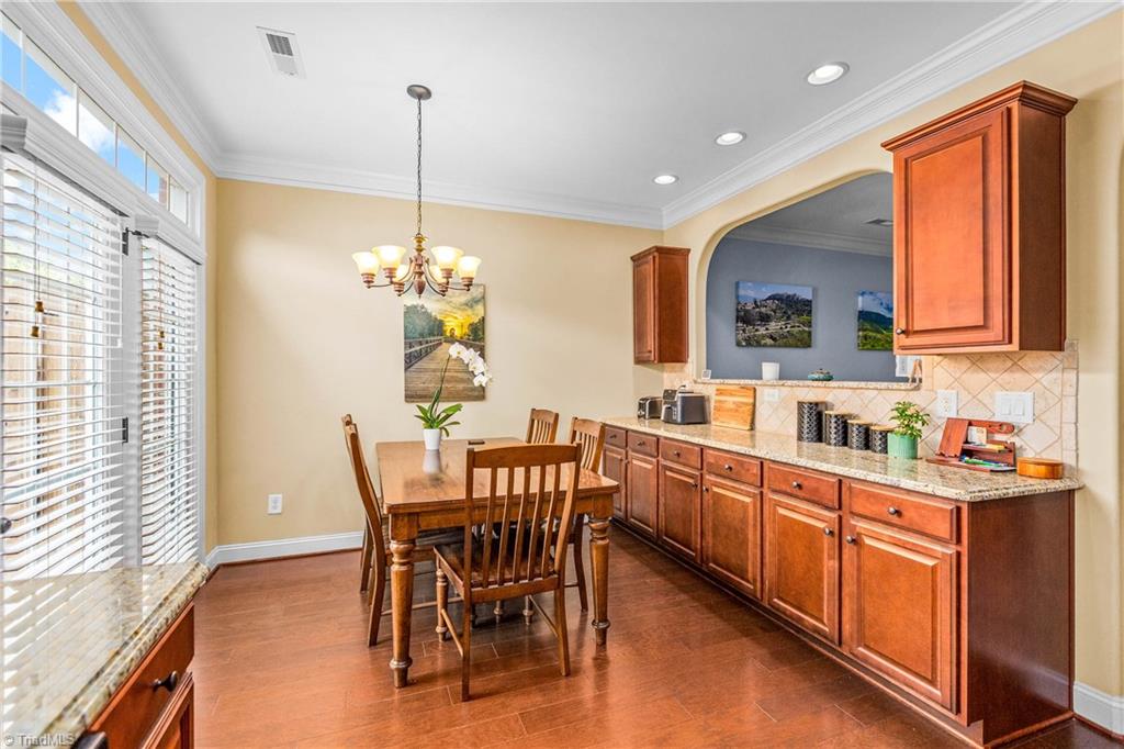 1025 Richmond Park Drive Property Photo 9