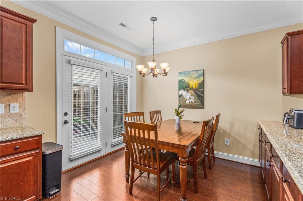 1025 Richmond Park Drive Property Photo 10