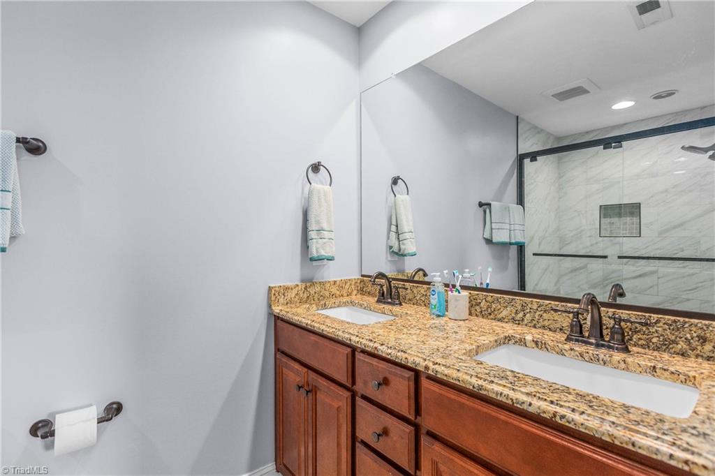 1025 Richmond Park Drive Property Photo 15