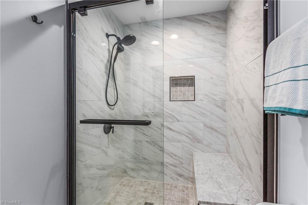 1025 Richmond Park Drive Property Photo 16