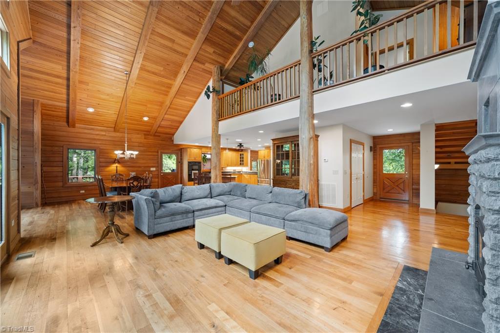 1212 River Bluff Trail Property Photo 3