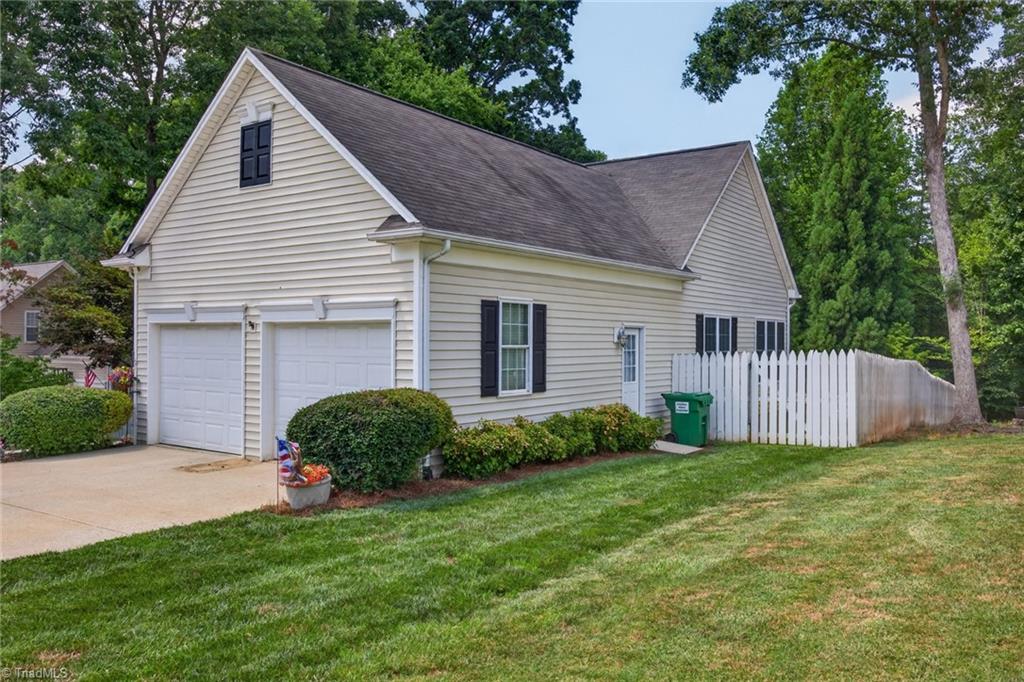 208 Cotswold Lane Property Photo 4