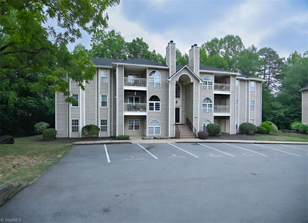 6704 W Friendly Avenue # 4d Property Photo 3