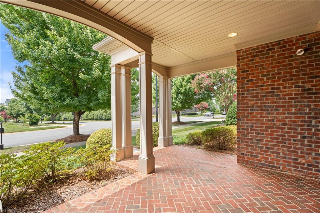 5551 Foxgate Circle Property Photo 4