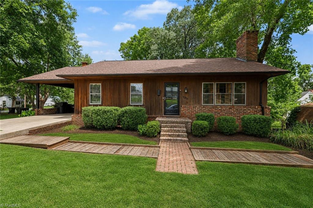 1211 E Willowbrook Drive Property Photo 1