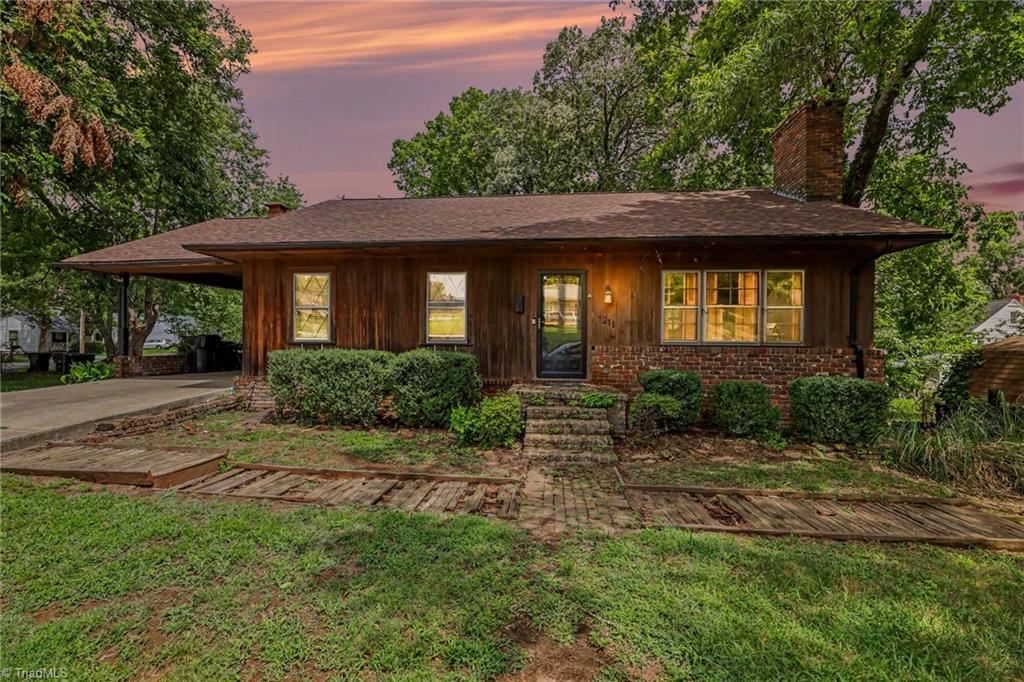 1211 E Willowbrook Drive Property Photo 3