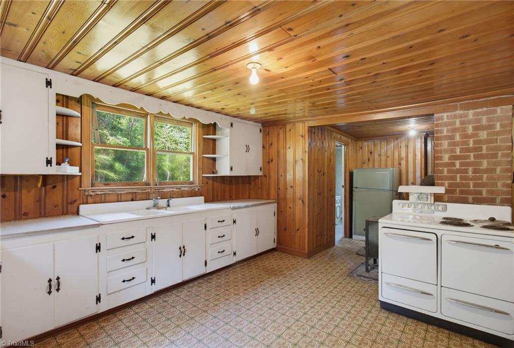 5650 Waller Road Property Photo 5