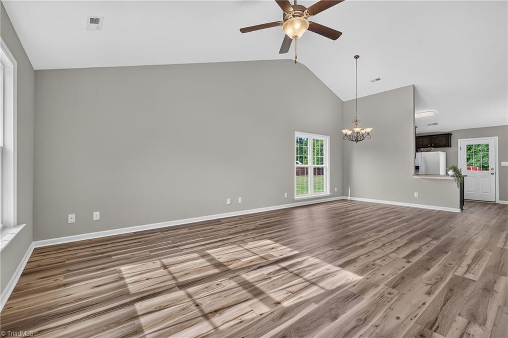 1575 Farningham Lane Property Photo 4