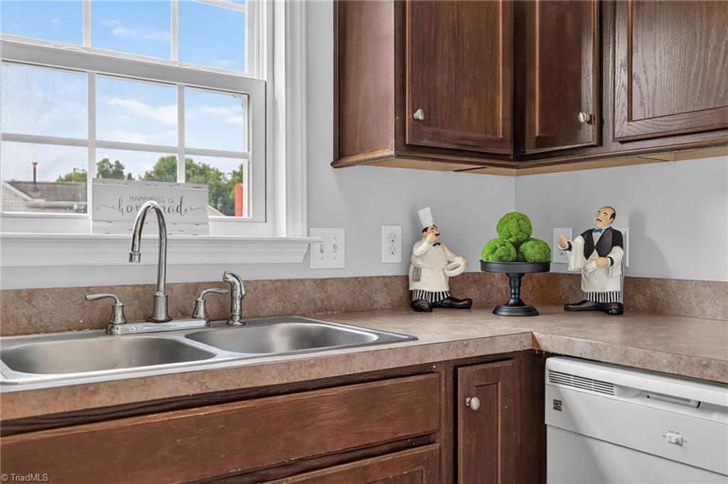 1575 Farningham Lane Property Photo 12