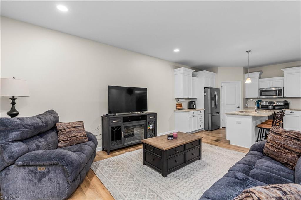2529 Fiddlers Glenn Drive Property Photo 8