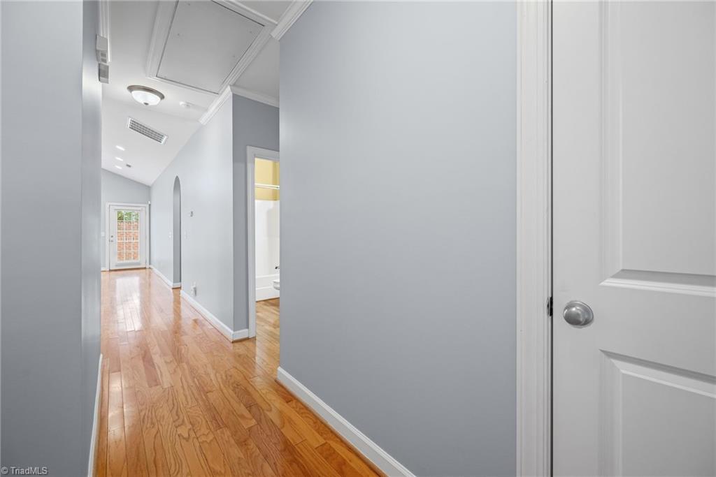 2071 Salisbury Square Property Photo 4
