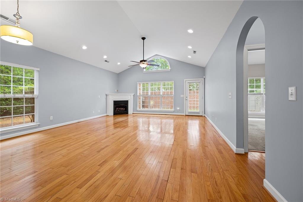 2071 Salisbury Square Property Photo 5